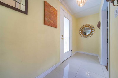 4 Tofield Crescent, Toronto, Ontario image-0-2