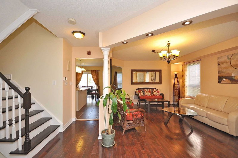426 Orange Walk Cres, Mississauga, L5R 0A8 | Image 3