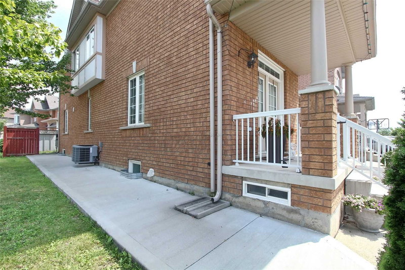 45 Iceberg Tr, Brampton, L6R0J7 | Image 2