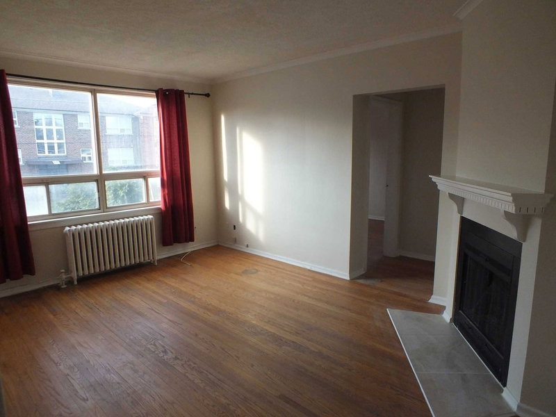 4 - 322 Lakeshore Rd W, Mississauga, L5H1G8 | Image 3