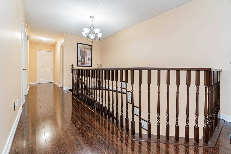 71 Ravenscliffe Crt, Brampton, L6X4N9 | Image 3