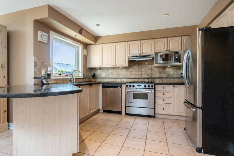 16 Curry Cres, Halton Hills, L7G5L4 | Image 3