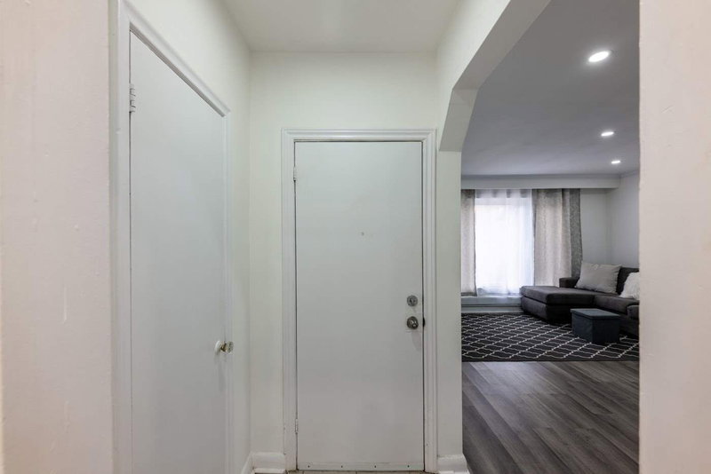 19 Buttonwood Ave, Toronto, M6M2H9 | Image 2