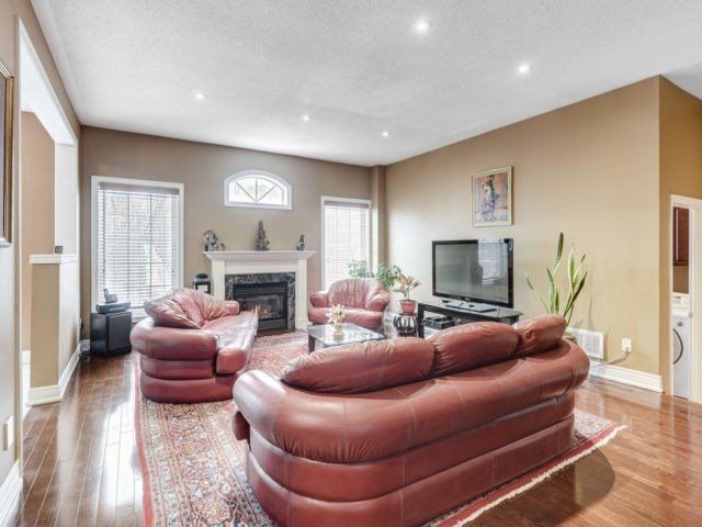 10 Solidarity Crt, Brampton, L6Y0L5 | Image 3