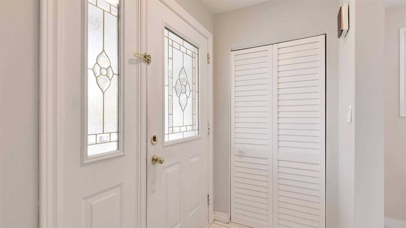 7566 Lockington Cres, Mississauga, L4T2V5 | Image 3