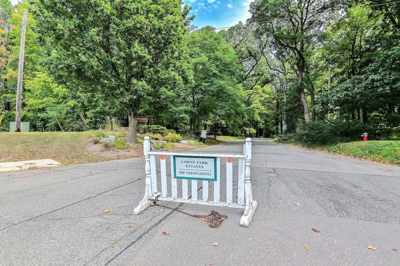 846 Chaucer Ave, Mississauga, L5H2Z4 | Image 2