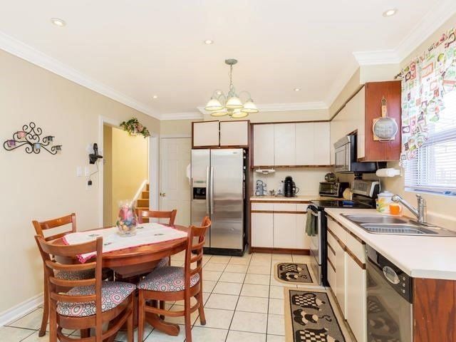 137 Avondale Blvd, Brampton, L6T1H5 | Image 3