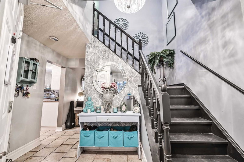 39 Barrington Cres, Brampton, L6Z1N2 | Image 2