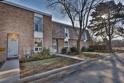 Townhouse sold at 105-701 Burnhamthorpe Road, Toronto, Ontario, M9C2Z6 - Markland Wood - MLS: W4715764
