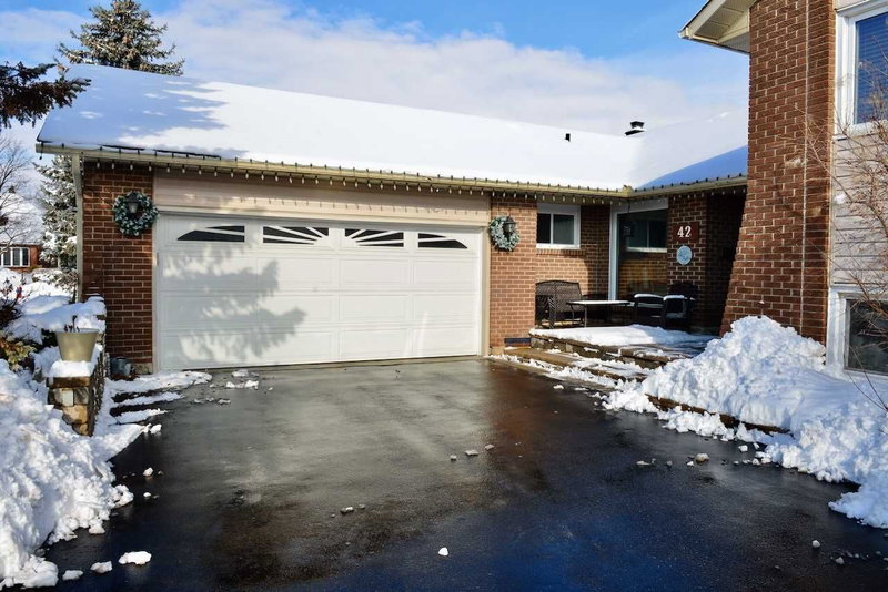 42 Boreham Circ, Brampton, L6Z1T4 | Image 3