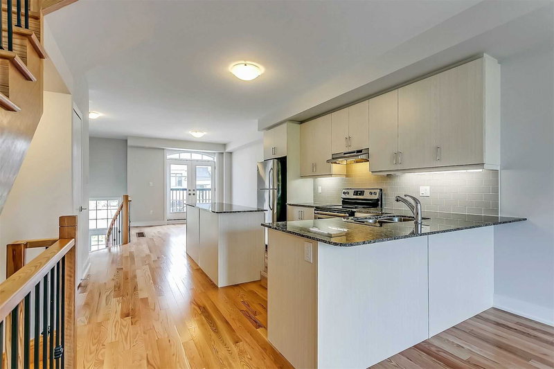 1094 Beachcomber Rd, Mississauga, L5G 1H9 | Image 3