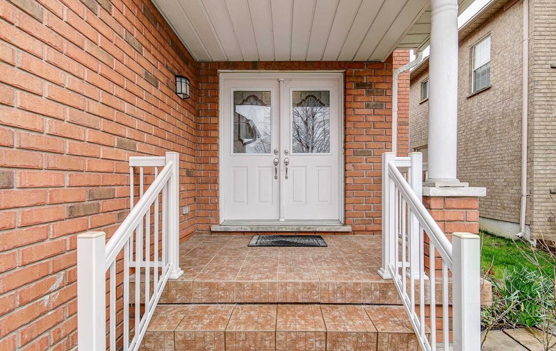 16 Whitford Crt, Brampton, L6R2S2 | Image 3