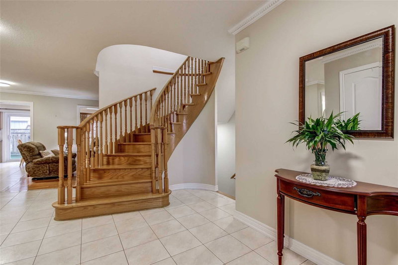 16 Whitford Crt, Brampton, L6R2S2 | Image 3