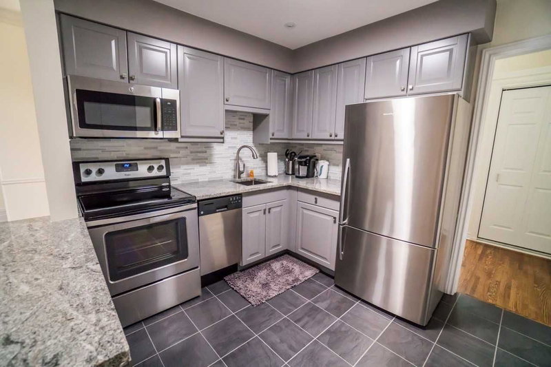 Blroom - 164 Trafalgar Rd, Oakville, L6J 3G6 | Image 3