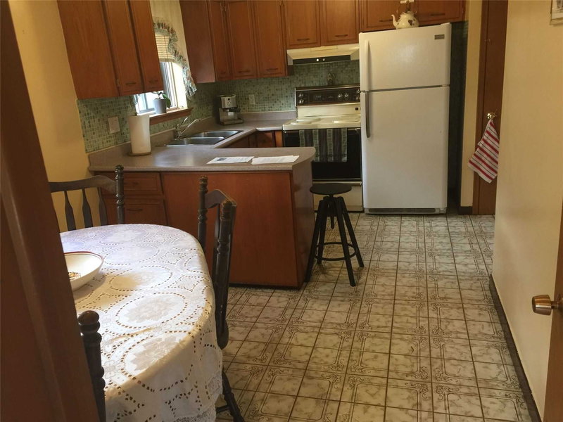 1371 Ogden Ave, Mississauga, L5E2H7 | Image 2