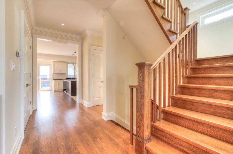 33 Cloverhill Rd, Toronto, M8Y1T1 | Image 2