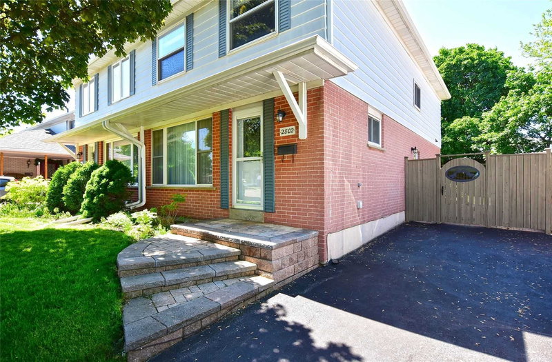 2802 Hollington Cres, Mississauga, L5K 1R9 | Image 2