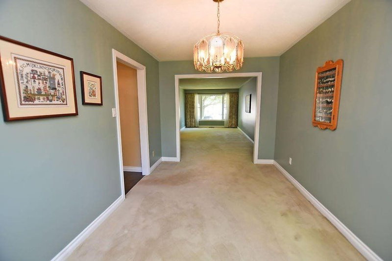 2802 Hollington Cres, Mississauga, L5K 1R9 | Image 3