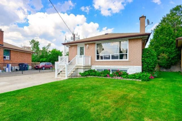 13 Cumberland Dr, Brampton, L5G3M7 | Image 2