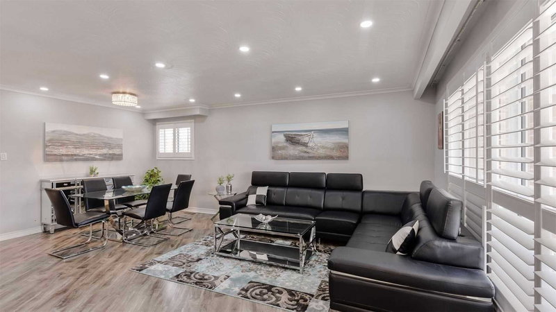 7566 Lockington Cres, Mississauga, L4T2V6 | Image 3