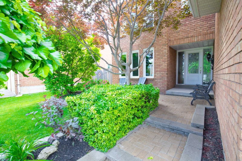 4 Garbutt Cres, Brampton, L6X3G5 | Image 2