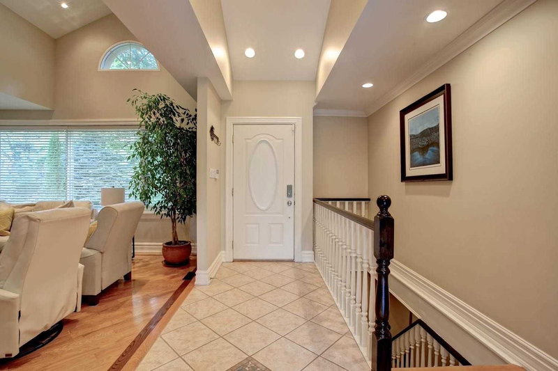 964 Parkland Ave, Mississauga, L5H3H1 | Image 2