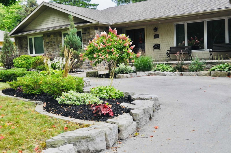 265 Woodland Dr, Oakville, L6J 4W6 | Image 2