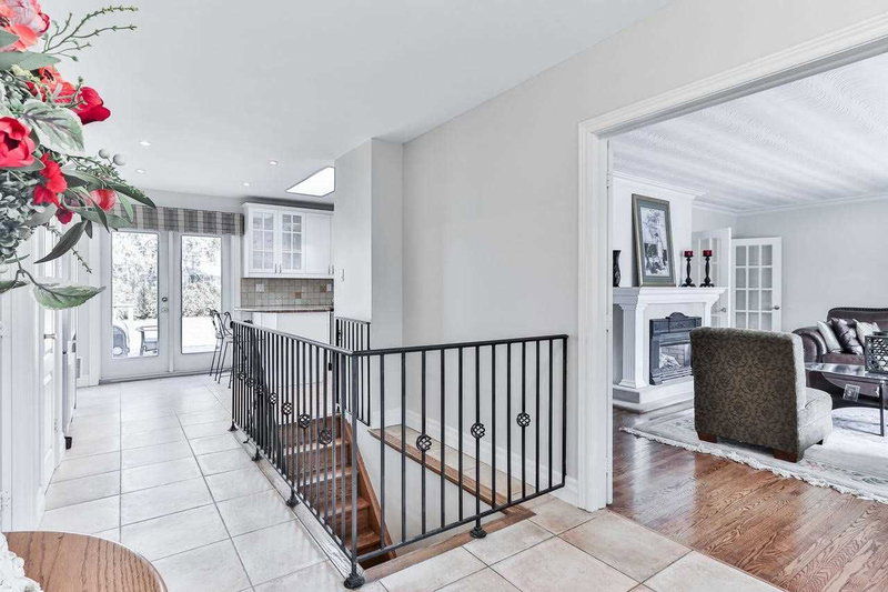 265 Woodland Dr, Oakville, L6J 4W6 | Image 3