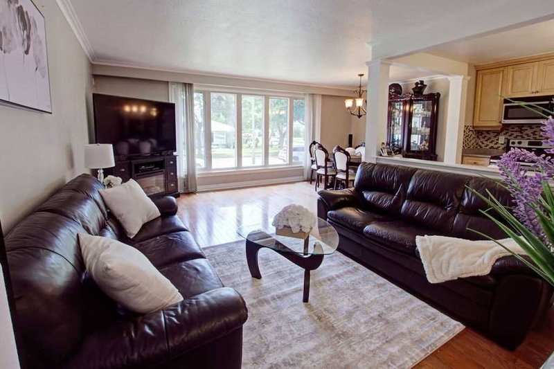 14 Thorpe Rd, Toronto, M9R 2C2 | Image 3