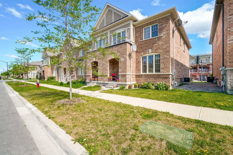 11 Thornapple St, Brampton, L6R3X2 | Image 2