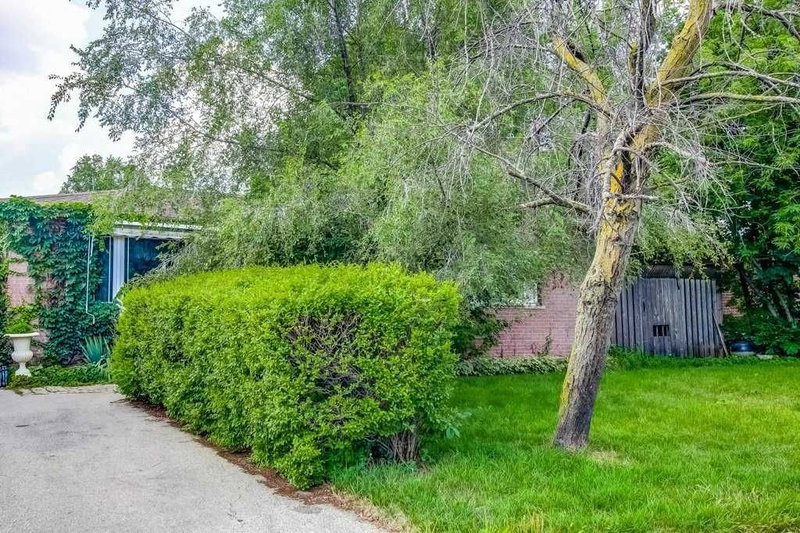 214 Folkstone Cres, Brampton, L6T3N6 | Image 2