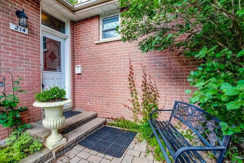 214 Folkstone Cres, Brampton, L6T3N6 | Image 3