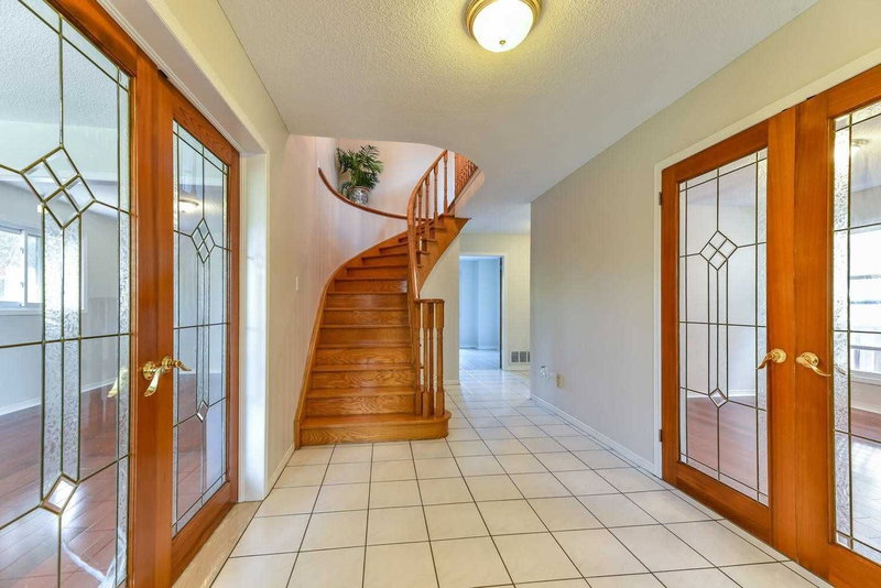 36 Allenhead Cres, Brampton, L6Z4J2 | Image 3