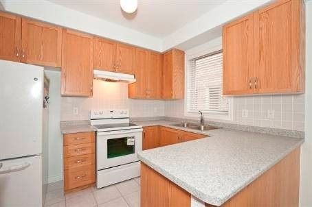 22 Rainbrook Clse, Brampton, L6R0K6 | Image 2