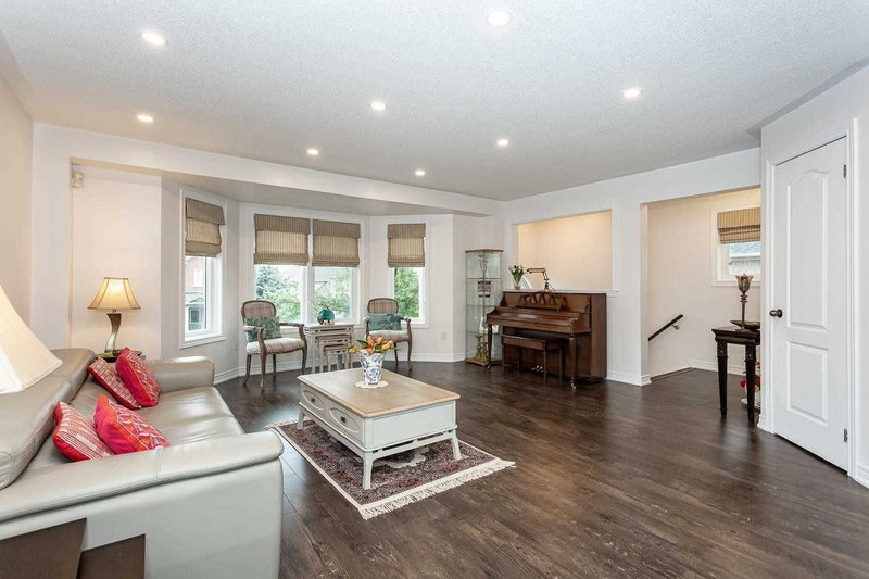 3064 Highbourne Cres, Oakville, L6M 5H1 | Image 2