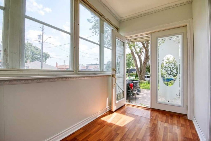 1038 Edgeleigh Ave, Mississauga, L5E2G1 | Image 2