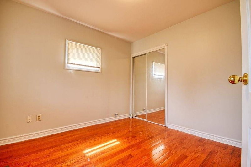 1038 Edgeleigh Ave, Mississauga, L5E2G1 | Image 3