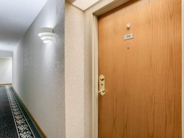 711 - 330 Mill St S, Brampton, L6Y 3V3 | Image 3