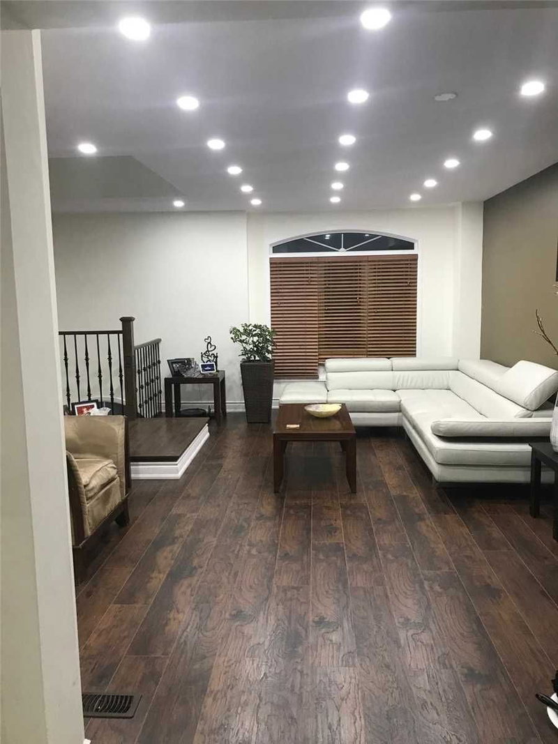 321 Aspendale Cres, Mississauga, L5W0E7 | Image 2