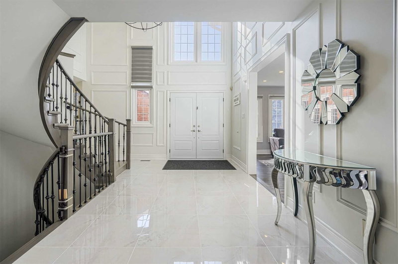 5683 Oldcastle Cres, Mississauga, L5M4X6 | Image 2