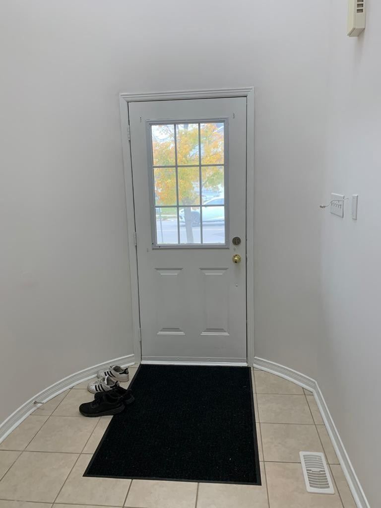 1 Crown Victoria Dr, Brampton, L7A3A2 | Image 2