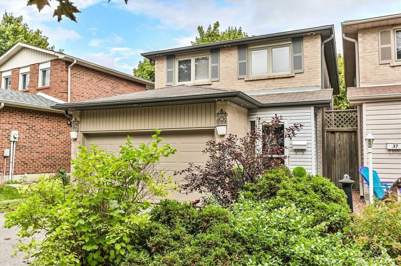 39 Barrington Cres, Brampton, L6Z1N2 | Image 2
