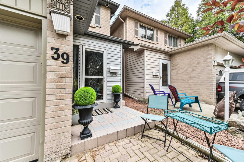 39 Barrington Cres, Brampton, L6Z1N2 | Image 3