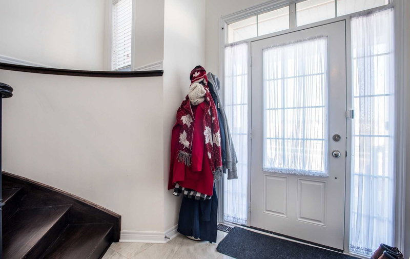 26 Montpelier St, Brampton, L6Y 6A6 | Image 3