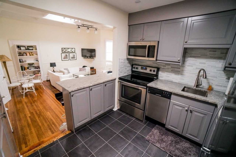 Blroom - 164 Trafalgar Rd, Oakville, L6J 3G6 | Image 3