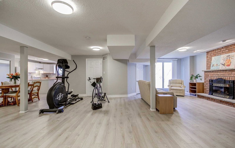 1928 Aldermead Rd, Mississauga, L5M3A1 | Image 2