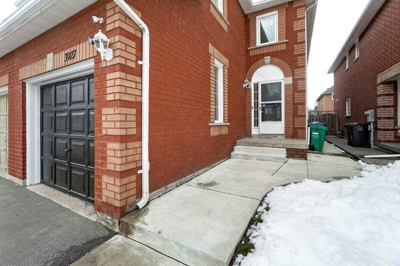3927 Rippleton Lane, Mississauga, L5N6Z8 | Image 2
