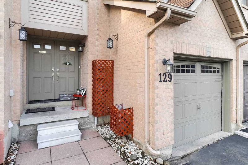 129 Richwood Cres, Brampton, L6X4N3 | Image 2
