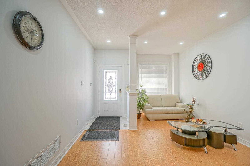 4 Callalily Rd, Brampton, L7A0M1 | Image 2