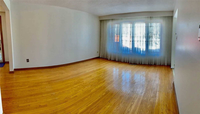 3364 Cedar Creek Dr, Mississauga, L4Y 2Y1 | Image 2